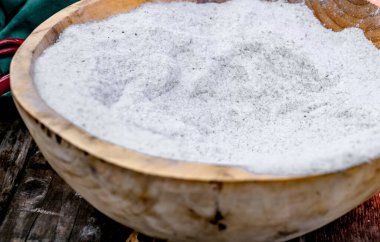 Tahta kase ve deniz tuzu.