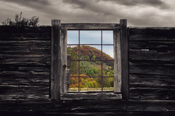 Natur Durch Das Fenster Eines Verlassenen Hauses Gesehen — Stockfoto