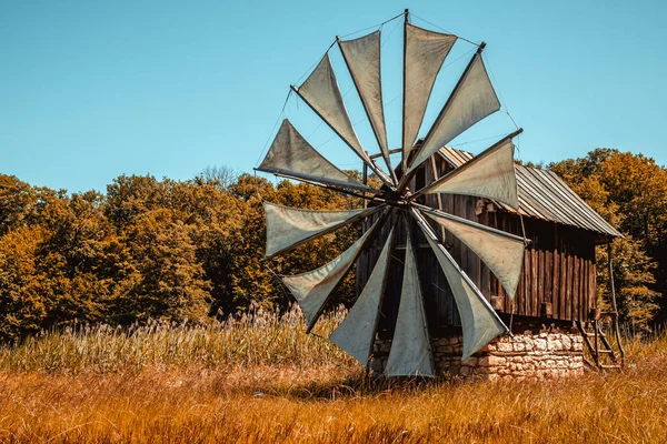 Старая Традиционная Ветряная Мельница — стоковое фото