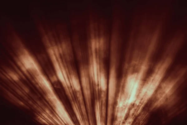 夜の映画や映画のためのプロジェクター赤い光ビーム — ストック写真