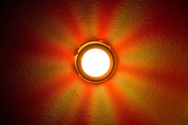 Paprsky Světla Žárovky Stropě — Stock fotografie