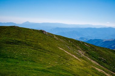 Fagaras Romen dağlarından güzel manzara, Suru zirvesi.
