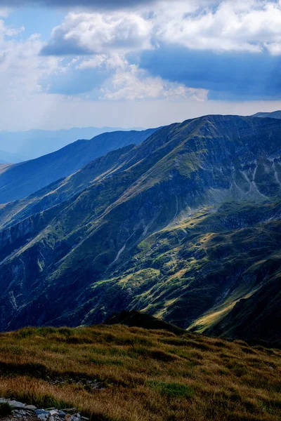 Ηλιόλουστη Μέρα Στα Βουνά Της Ρουμανίας Φαγάρας Κομητεία Σίμπιου — Φωτογραφία Αρχείου