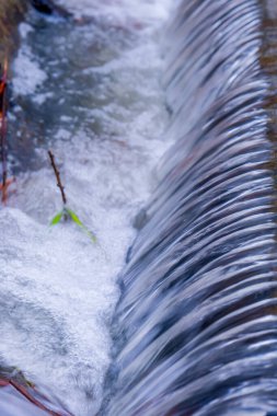 Nehri üzerinde küçük bir şelale