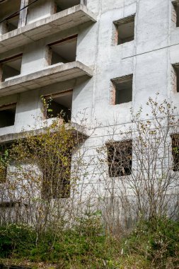 Döşemeleri olan terk edilmiş beton bina