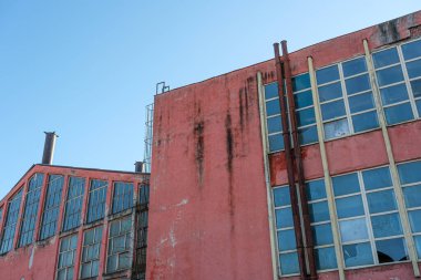 kırık pencereler ile terk edilmiş fabrika depo