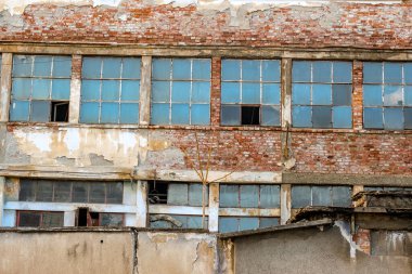 kırık pencereler ile terk edilmiş fabrika depo