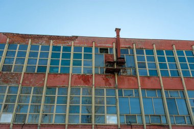 kırık pencereler ile terk edilmiş fabrika depo