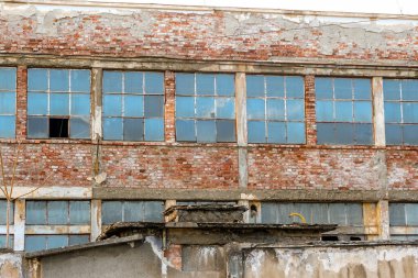 kırık pencereler ile terk edilmiş fabrika depo