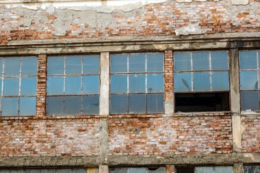 kırık pencereler ile terk edilmiş fabrika depo