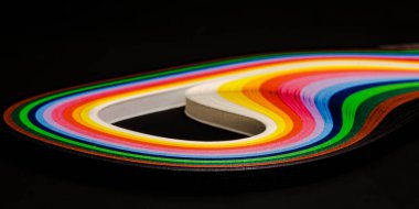 Siyah arkaplan üzerine soyut renk dalgası kıvrımlı gökkuşağı şerit kağıdı