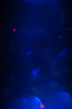 Koyu arkaplanda odaklanmış ışıkları soyutla