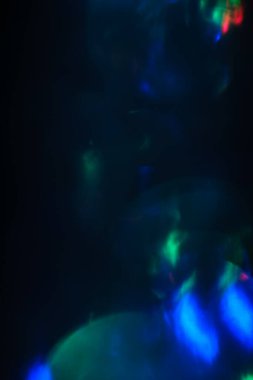 Koyu arkaplanda odaklanmış ışıkları soyutla