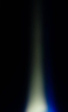 Koyu arkaplanda odaklanmış ışıkları soyutla