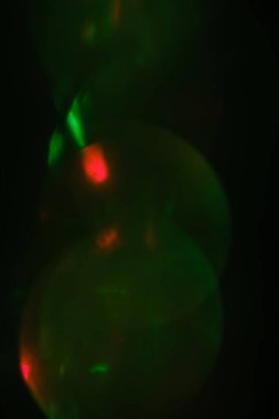 Koyu arkaplanda odaklanmış ışıkları soyutla