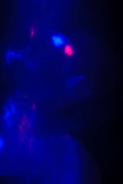 Koyu arkaplanda odaklanmış ışıkları soyutla