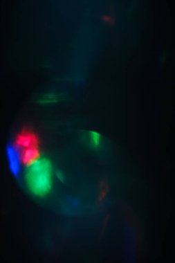 Koyu arkaplanda odaklanmış ışıkları soyutla