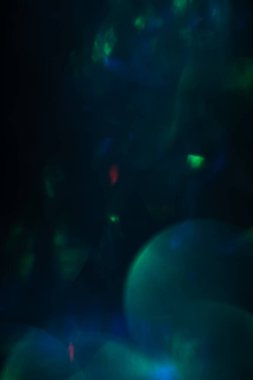 Koyu arkaplanda odaklanmış ışıkları soyutla