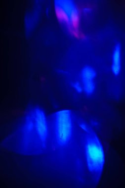 Koyu arkaplanda odaklanmış ışıkları soyutla