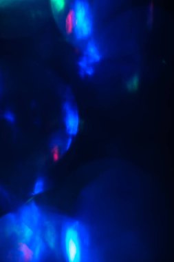 Koyu arkaplanda odaklanmış ışıkları soyutla