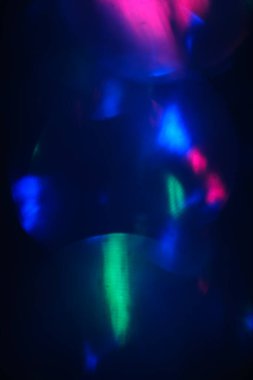 Koyu arkaplanda odaklanmış ışıkları soyutla