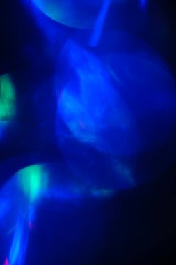 Koyu arkaplanda odaklanmış ışıkları soyutla