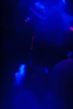 Koyu arkaplanda odaklanmış ışıkları soyutla