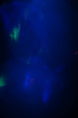 Koyu arkaplanda odaklanmış ışıkları soyutla