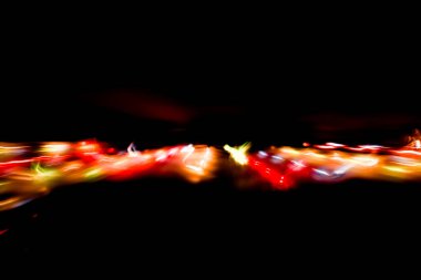 Soyut hareket koyu arkaplanda odaklanmış ışıkları kapatır