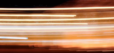 Karanlık arkaplanda soyut ışık izleri