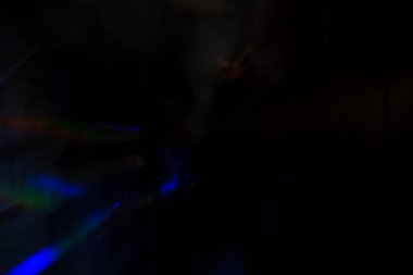 Soyut hareket koyu arkaplanda odaklanmış ışıkları kapatır