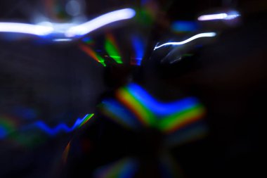 Soyut hareket koyu arkaplanda odaklanmış ışıkları kapatır