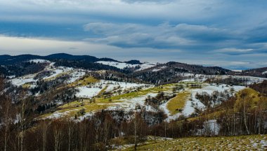 Romanya dağlarındaki güzel kış manzaraları, Fantanele köyü bölgesi, Sibiu ilçesi, Cindrel dağları, Romanya