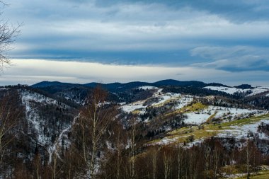 Romanya dağlarındaki güzel kış manzaraları, Fantanele köyü bölgesi, Sibiu ilçesi, Cindrel dağları, Romanya