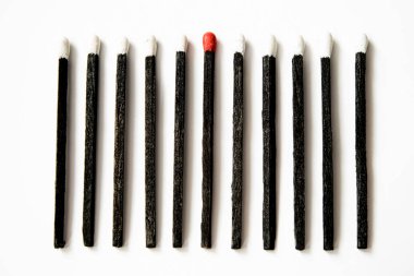 Beyaz başlıklı siyah kibritler ve beyaz başlıklı izole edilmiş kırmızı kafa.