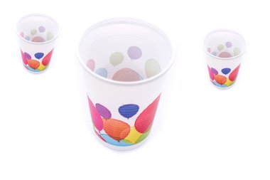 Balonlarla süslenmiş doğum günü plastik bardağı