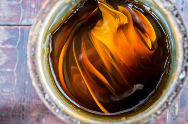 Masanın üzerinde eski boya olan kutu.