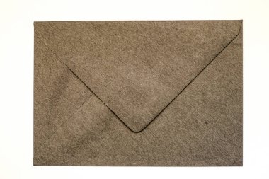 Kahverengi kağıt zarf beyaz üzerine izole