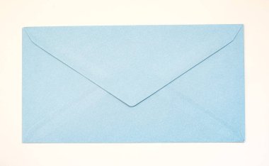 Beyaz üzerine izole edilmiş mavi renkli kağıt zarf.