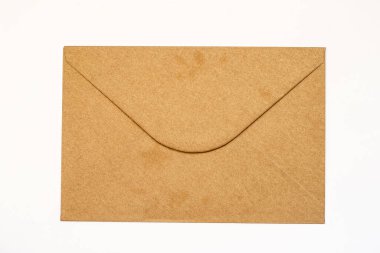 Kahverengi kağıt zarf beyaz üzerine izole