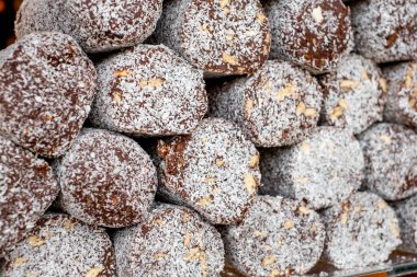 Bisküvi ve hindistan cevizi taneli çikolatalı salam.