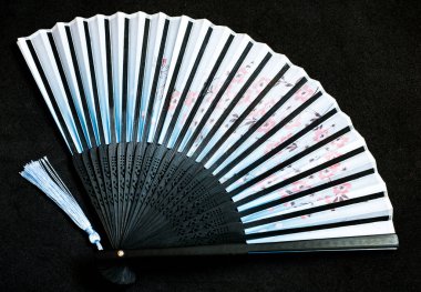 Siyah arka planda geleneksel Çin hayranı