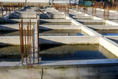 beton ve demir sütunlar terk edildi