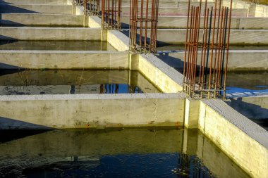 beton ve demir sütunlar terk edildi