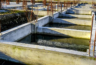 beton ve demir sütunlar terk edildi