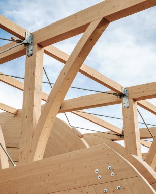 Mavi bulutlu gökyüzünde yapıştırılmış lamine ahşap modern ahşap mimari detay