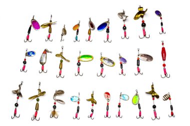 beyaz zemin üzerinde izole farklı balıkçılık yemler