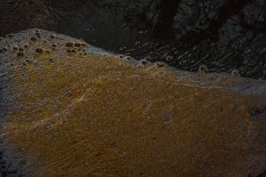 Nehir yüzeyinde kirli köpük