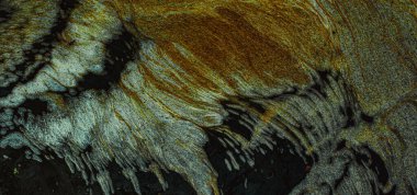 Nehir yüzeyinde kirli köpük