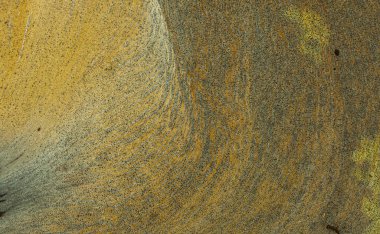 Nehir yüzeyinde kirli köpük